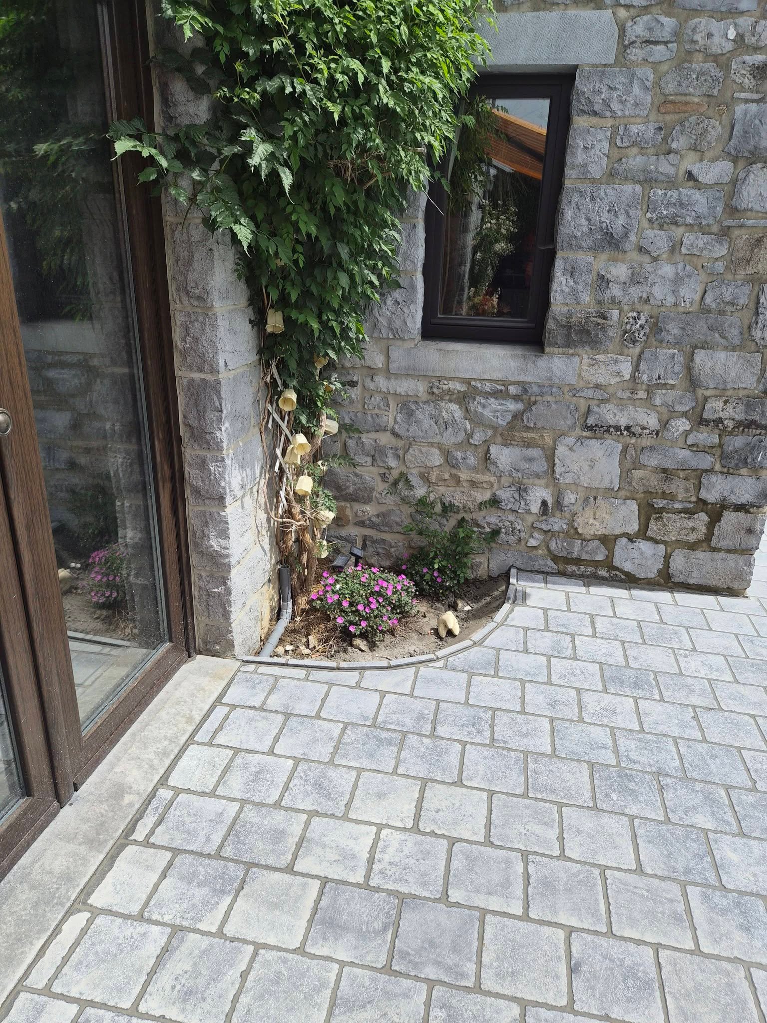 Aménagement extérieur en pierre bleue : vue après travaux