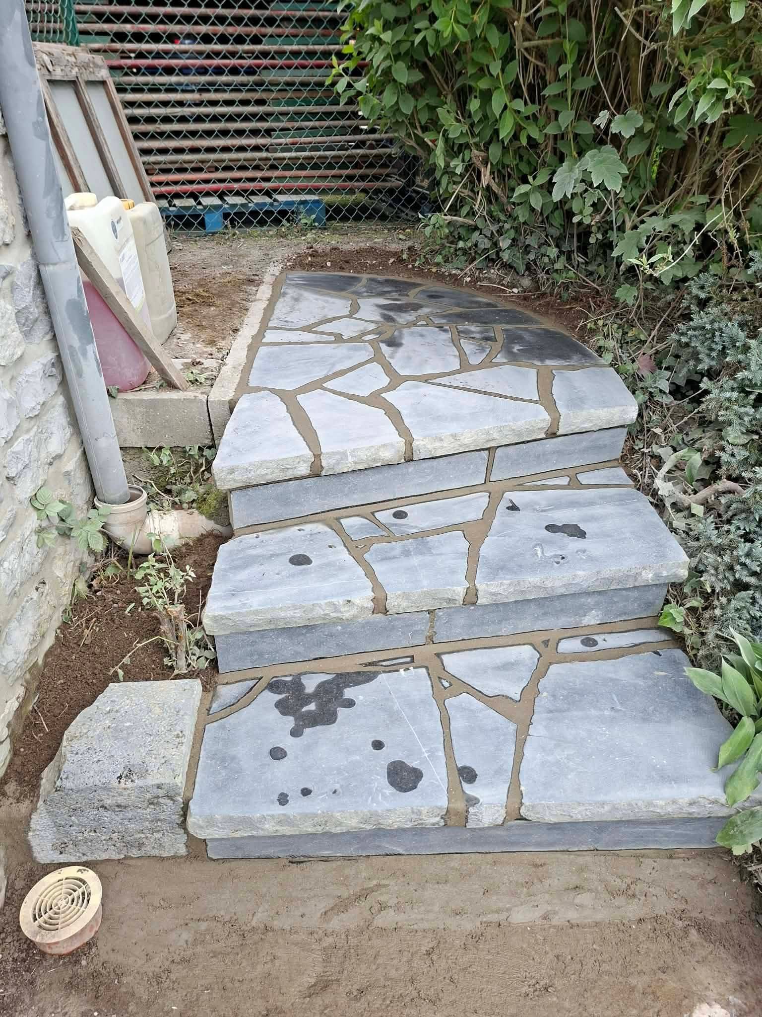 Aménagement extérieur en pierre bleue : détail du pavage