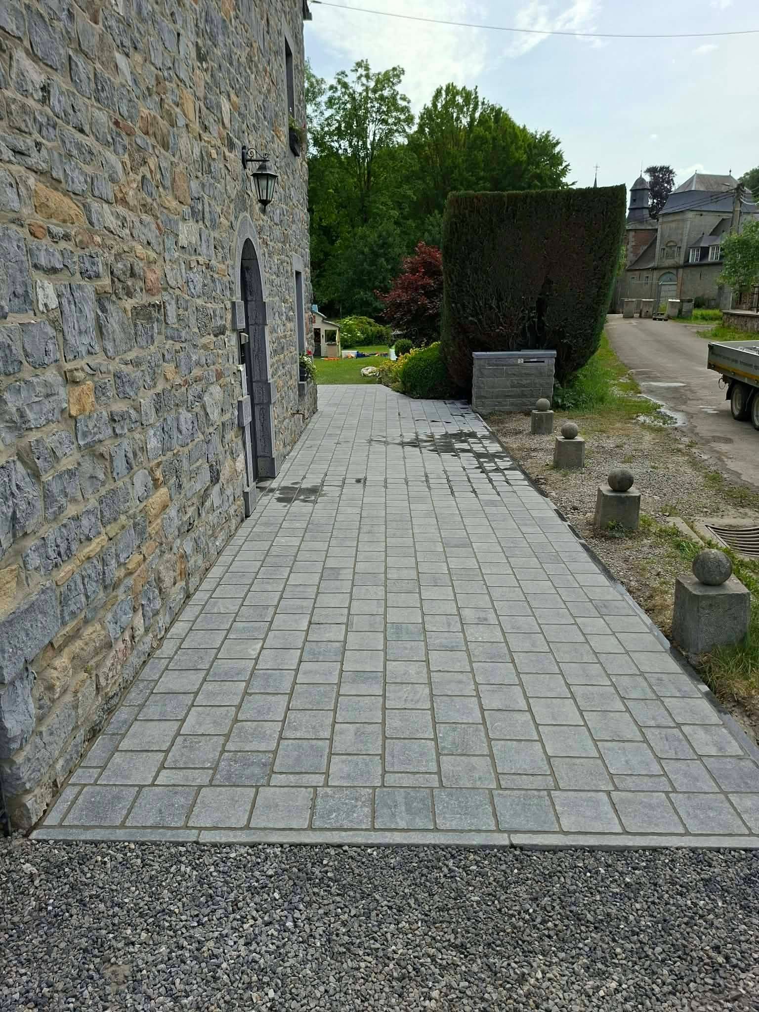 Aménagement extérieur en pierre bleue : finitions