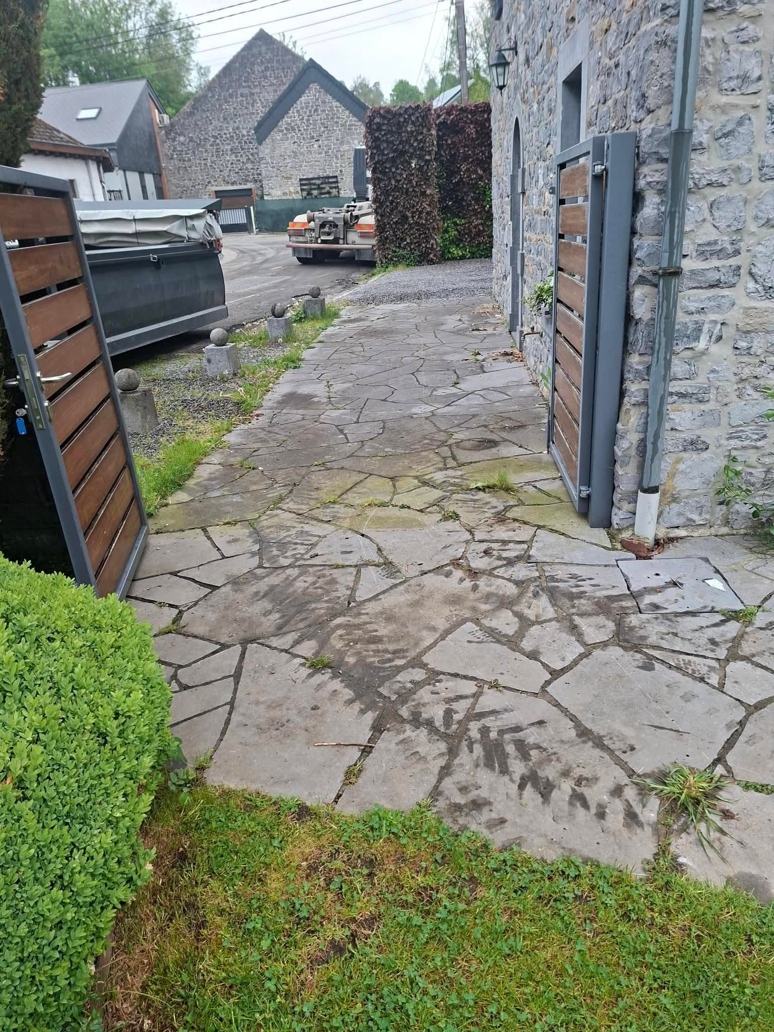 Aménagement extérieur en pierre bleue : pavage en cours