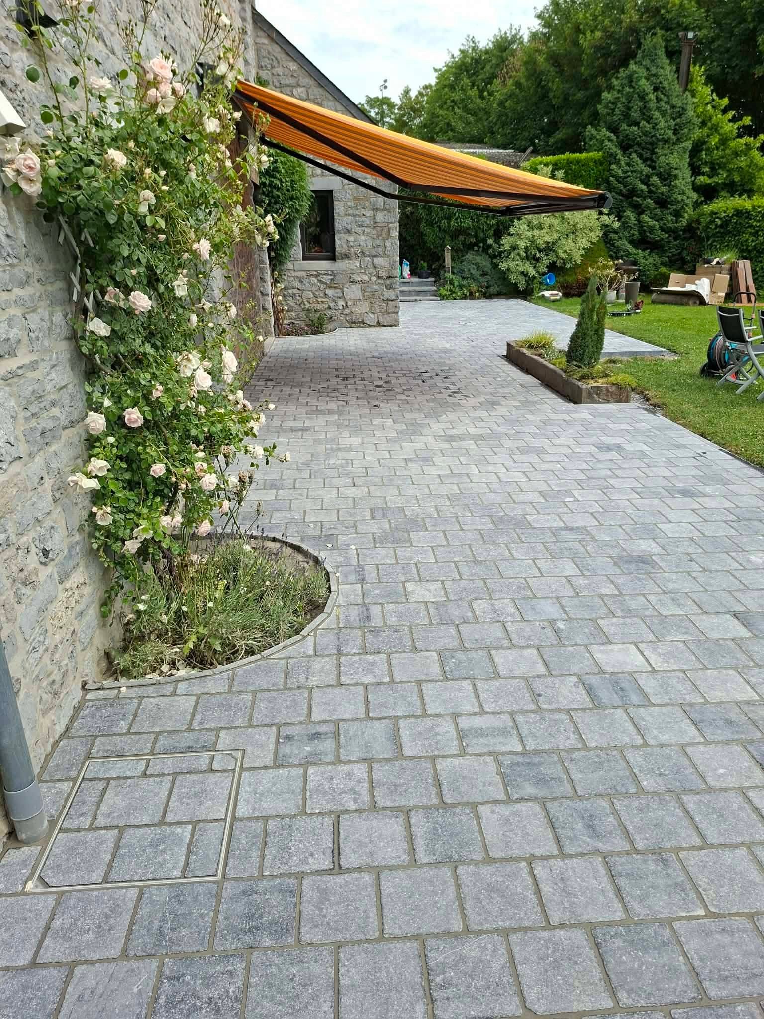 Aménagement extérieur en pierre bleue : allée terminée